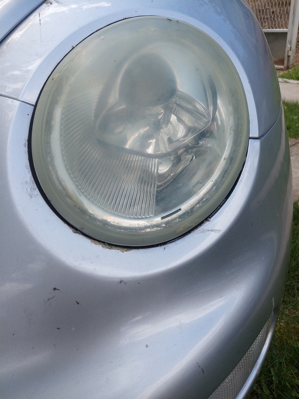 Požuteli i zamućeni far pre poliranja — Volkswagen Buba, Niš
