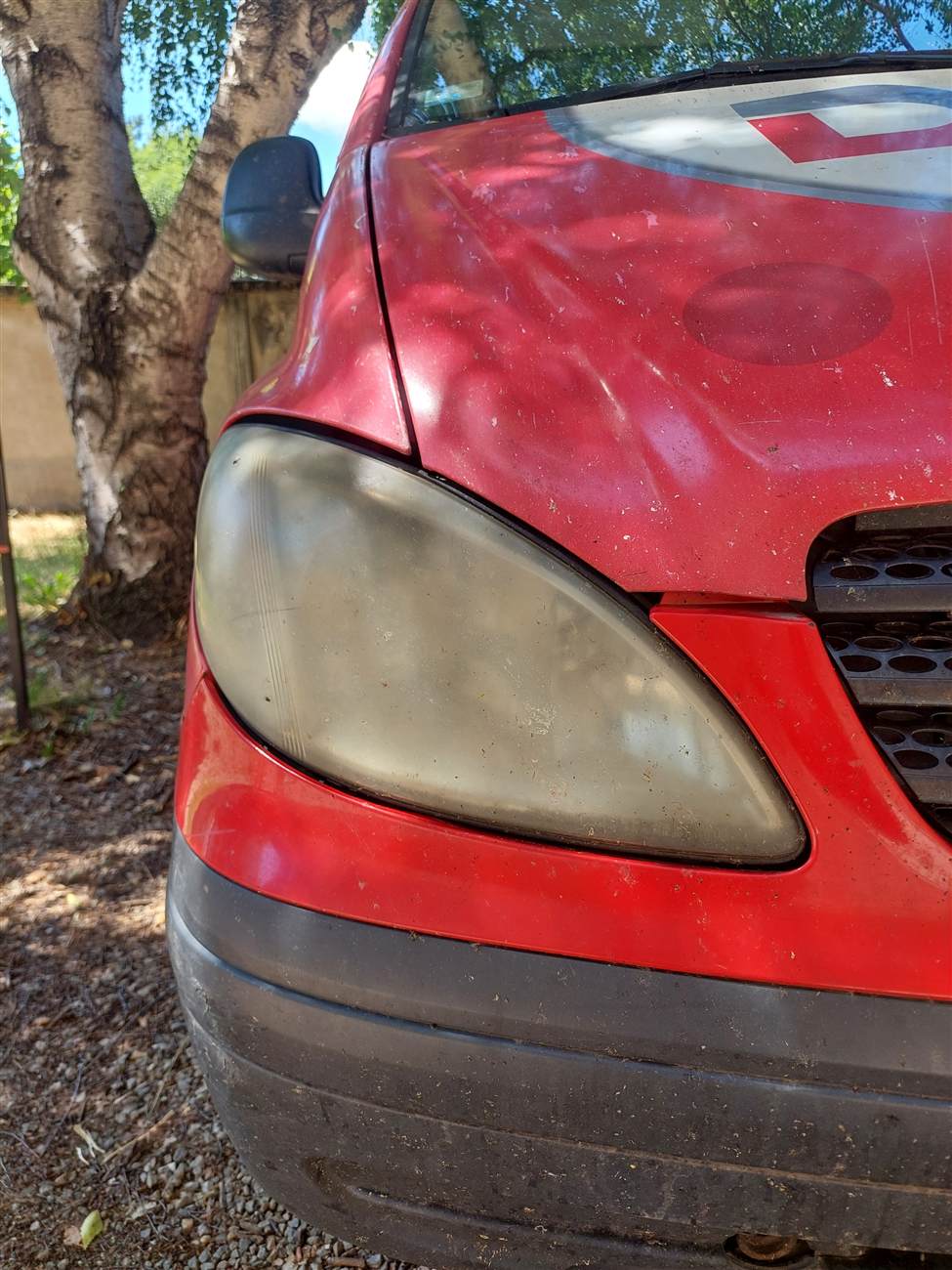 Jako zamućen i požuteo far — ovakav far teško prolazi kontrolu svetala na tehničkom pregledu