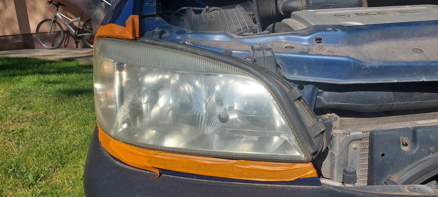 Požuteli i zamućeni far pre poliranja — tipičan primer degradacije polikarbonata, Niš